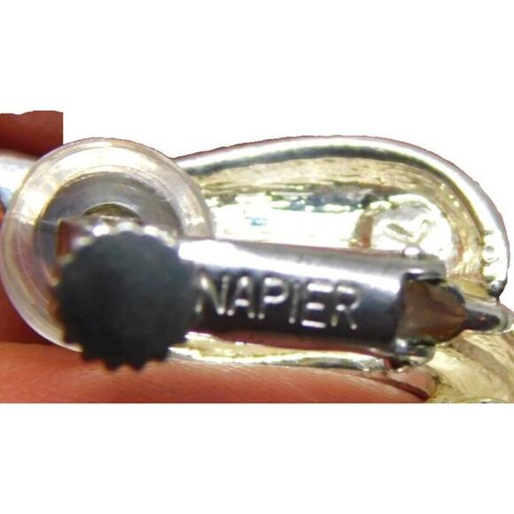 Napier Earrings Screw Back Vintage Petite Curved Shape Silver Tone Fashion - Picture 3 of 8